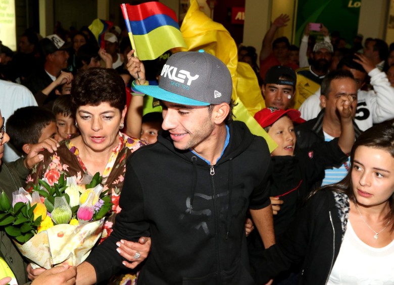 El campeón mundial Fernando Gaviria fue recibido por su familia en el aeropuerto. FOTO JULIO CÉSAR HERRERA