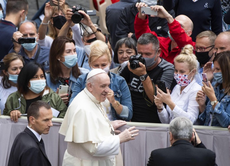 El papa Francisco criticó hoy que para curar la pandemia del coronavirus los países escuchen más a las farmacéuticas que a los sanitarios, que son los que trabajan “en primera línea en los hospitales o en los campos de refugiados”. Foto: EFE