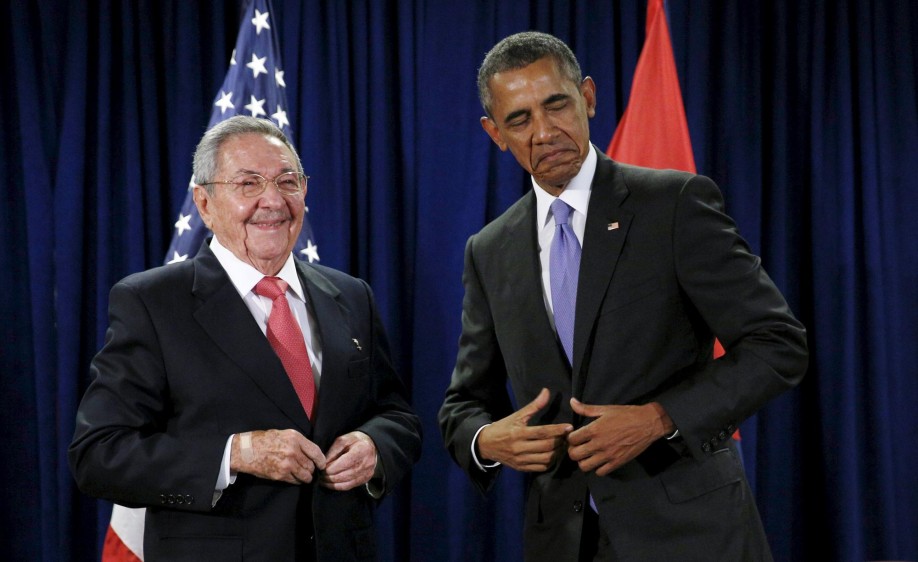 Los dos mostraron una relación fluida y se levantaron de sus asientos para saludar, con una pausa de Obama para ajustarse su chaqueta. FOTO AP