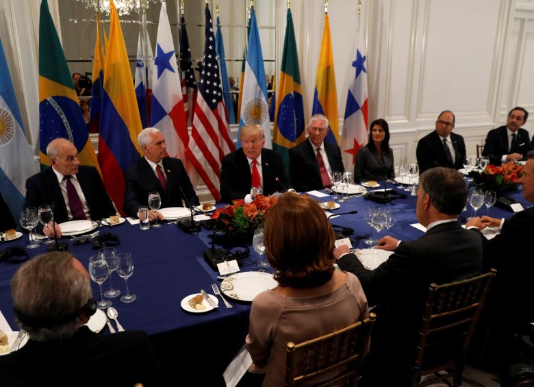 Cena entre presidentes de la región. FOTO: Reuters