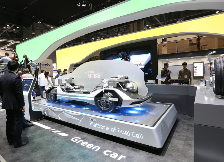 La marca de autopartes Mobis presentó un novedoso prototipo de auto eléctrico con batería de hidrógeno, mientras la coreana Hyundai dio a conocer su vehículo autónomo, que los asistentes al Seoul Motor Show pudieron manipular. FOTO Cortesía SEoul motor show