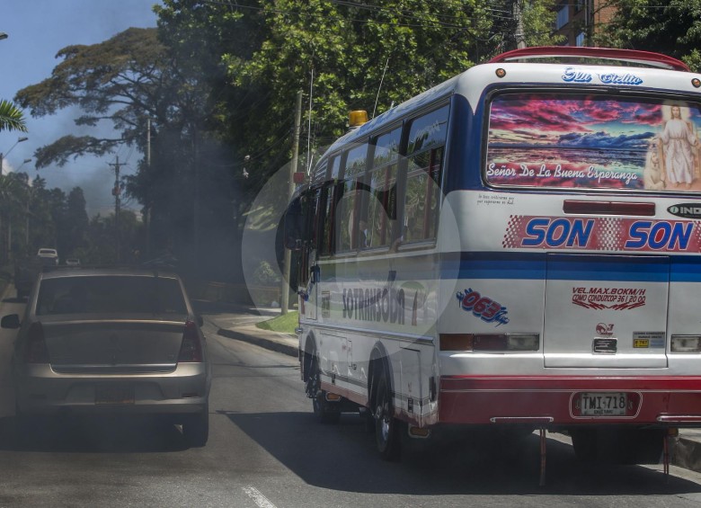 Las emisiones de los vehículos contribuyen a los altos índices de polución en las ciudades. FOTO Julio César Herrera 
