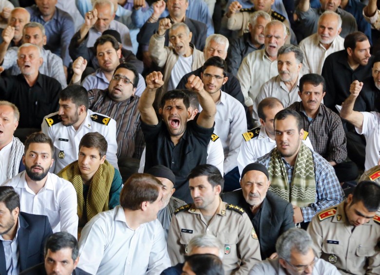 Los fieles iraníes gritaron consignas antiestadounidenses durante la oración semanal del viernes en Teherán. El anuncio de Trump ayer solo obtuvo apoyo de las naciones árabes sunitas e Israel. Las potencias europeas, Rusia y China le advirtieron que el pacto no puede ser frenado por un país. FOTO AFP