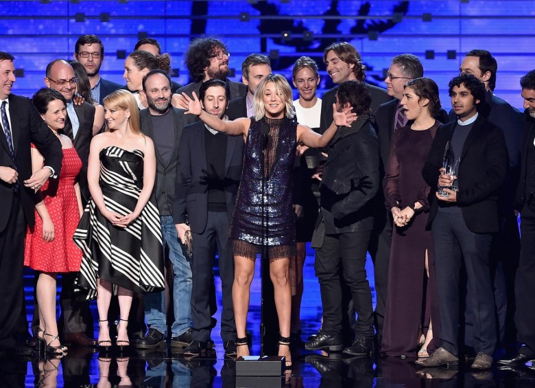 Kaley Cuoco recibió, en nombre de todo el elenco, el premio que ganó The Big Bang Theory a Mejor comedia de cadena en abierto. FOTO AFP
