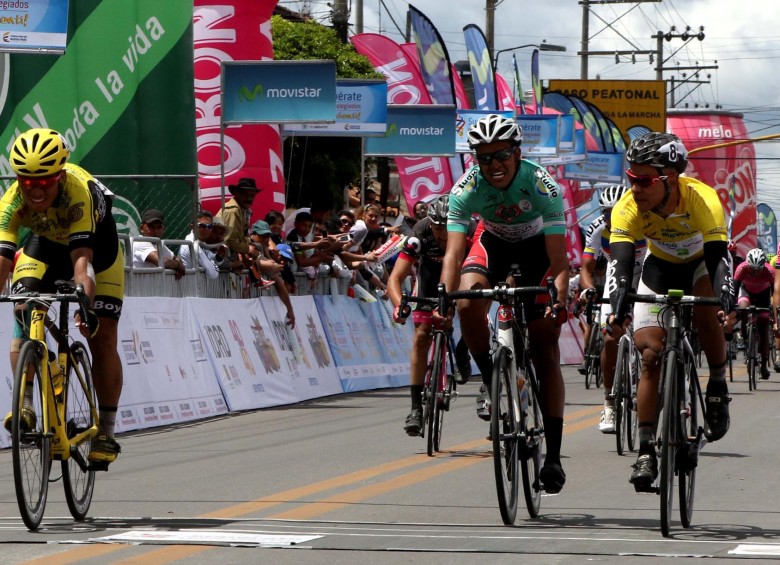 Final apretado ayer durante la tercera etapa de la Vuelta que terminó en Cota. El triunfo fue de José de Jesús Jaimes.