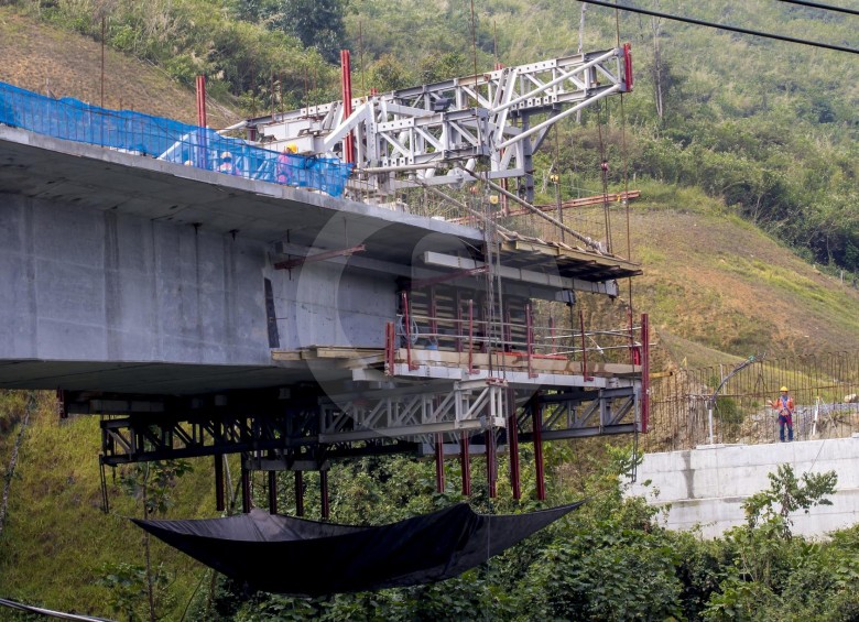 El túnel de Oriente tiene 24 km de vía, con dos túneles, uno de 786 metros y un trayecto de vía a cielo abierto de 4,5 km. Acortará el camino de Medellín a la región en 8 minutos. FOTO Juan A. Sánchez