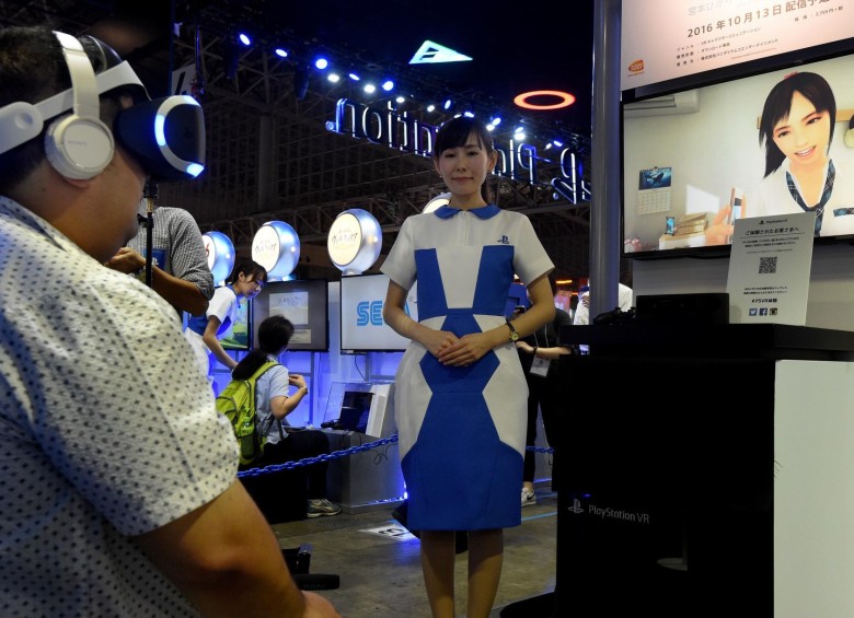 Un periodista prueba el PlayStation VR durante el Tokyo Game Show 2016. FOTO AFP 