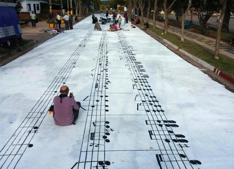 El grupo Expresarte Cultura tardó tres días pintando la partitura de la canción. Foto: EFE 