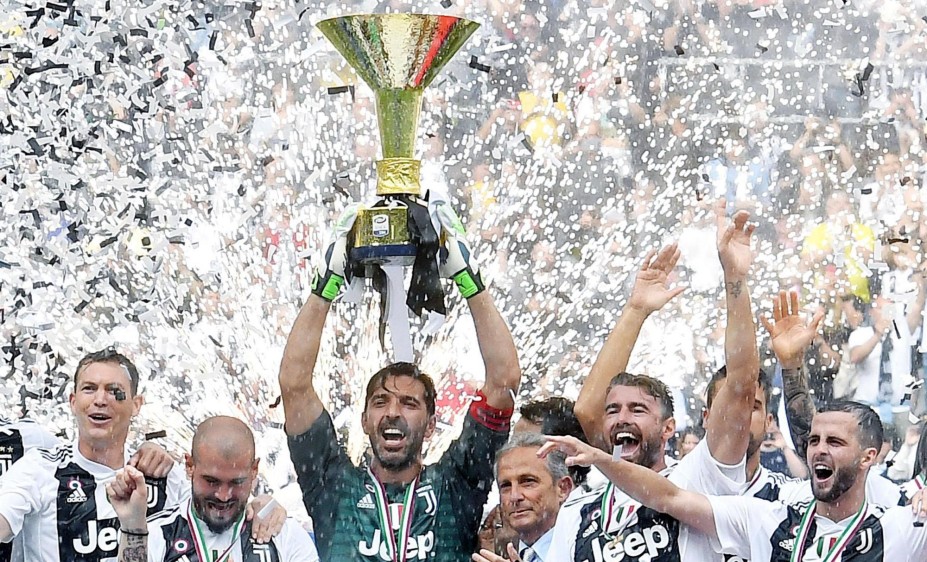 Levantando la copa, el arquero le dijo adiós a la Juventus, equipo con el que consiguió nueve títulos.FOTO AFP