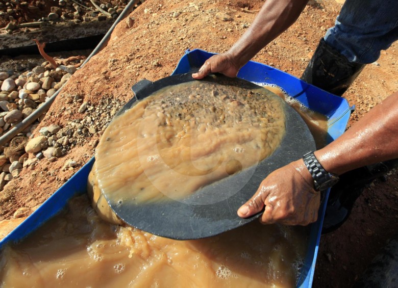Los barequeros en el país no necesitan título minero ni ambiental para trabajar, pero el Gobierno le puso un tope a la extracción del oro que obtienen. FOTO Manuel Saldarriaga