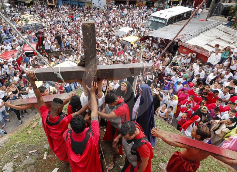 El viacrucis es un momento importante para la fe católica debido a que recuerda que Jesús se entregó para lograr el perdón de los pecados de la humanidad. Según el cardenal mexicano Norberto Rivera es una catequesis viviente: “Desde muy antiguo, los cristianos han sentido este deseo de representar y hacer viva la Pasión del Señor”. Así ocurrió ayer en la Comuna 2 de la ciudad. 