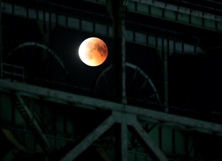 La luna a través de la Gneisenau Colliery en Alemania. FOTO EFE