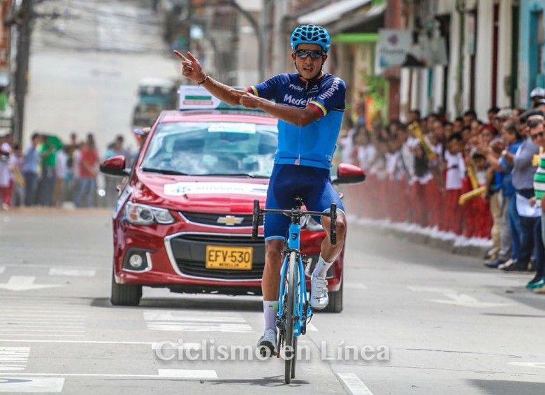 Robinson Chalapud, corredor del Team Medellín, es el primer lider de la Vuelta a Antioquia. FOTO cortesía Anderson Bonilla
