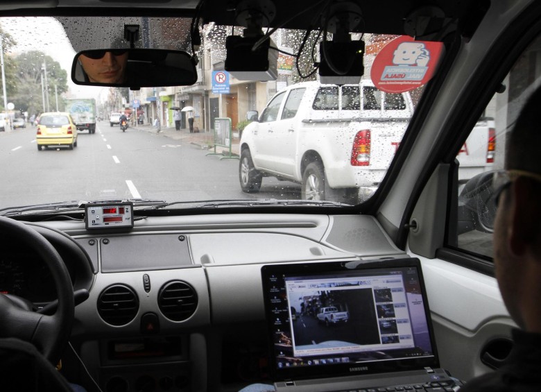 El vehículo lleva las cámaras de fotodetección en su cabina. Por cada lugar pasa dos veces, para dar margen de tiempo que evite imponer sanciones por lapsos muy cortos. FOTO donaldo zuluaga