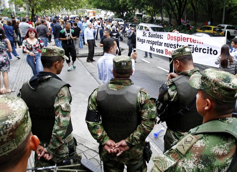 Algunos voceros de los manifestantes dijeron que son un grupo de ciudadanos que se conformó como rechazo al asesinato de los 11 militares en el departamento del Cauca. FOTO JAIME PÉREZ