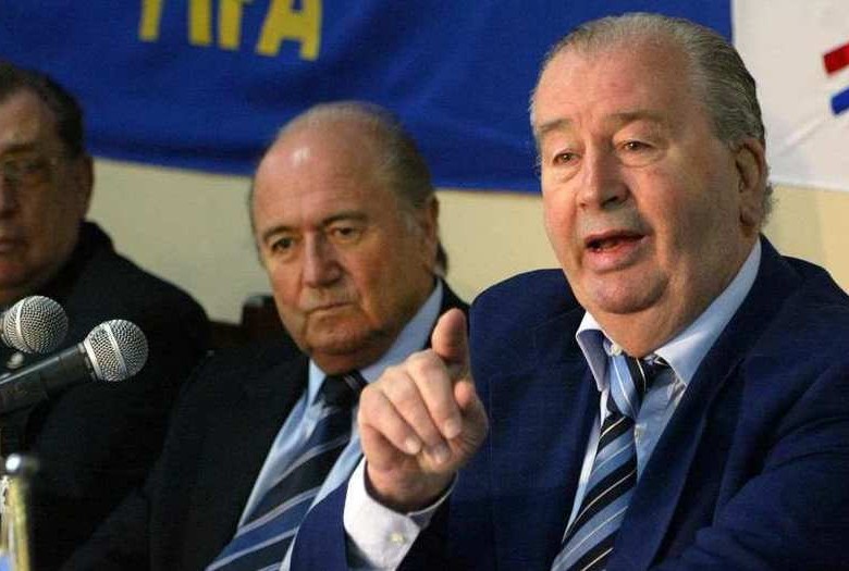 Julio Grondona (en primer plano) presidió durante casi 20 años al Arsenal de Sarandí. El dirigente deportivo murió en 2014 y desde entonces comenzaron a empeorar las campañas del club argentino. Foto AFP.