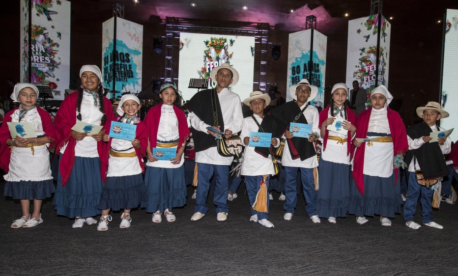 10 niños recibieron nuevos contratos para sus familias silleteras, para que continúe el legado. FOTO Jaime Pérez