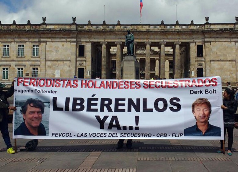 En la Plaza de Bolívar se realizó un plantón para solicitar la liberación de los periodistas holandeses secuestrados el sábado. Desde Holanda pidieron cesar las operaciones militares. FOTO efe