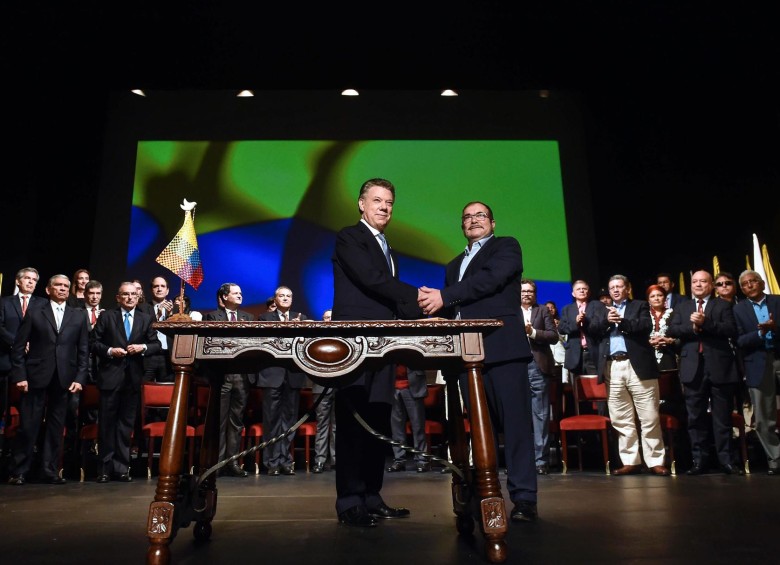 El presidente Juan Manuel Santos y el jefe de las Farc, Rodrigo Londoño, firmaron este jueves el nuevo acuerdo de paz. FOTO AFP