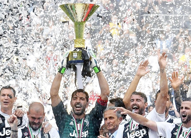 Levantando la copa, el arquero le dijo adiós a la Juventus, equipo con el que consiguió nueve títulos.FOTO AFP