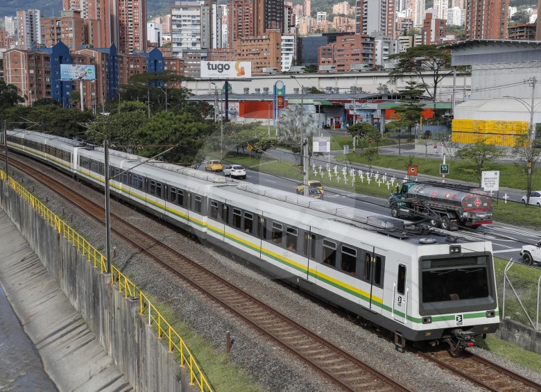 Metro de Medellín realiza pruebas en la línea A. FOTO ROBINSON SÁENZ
