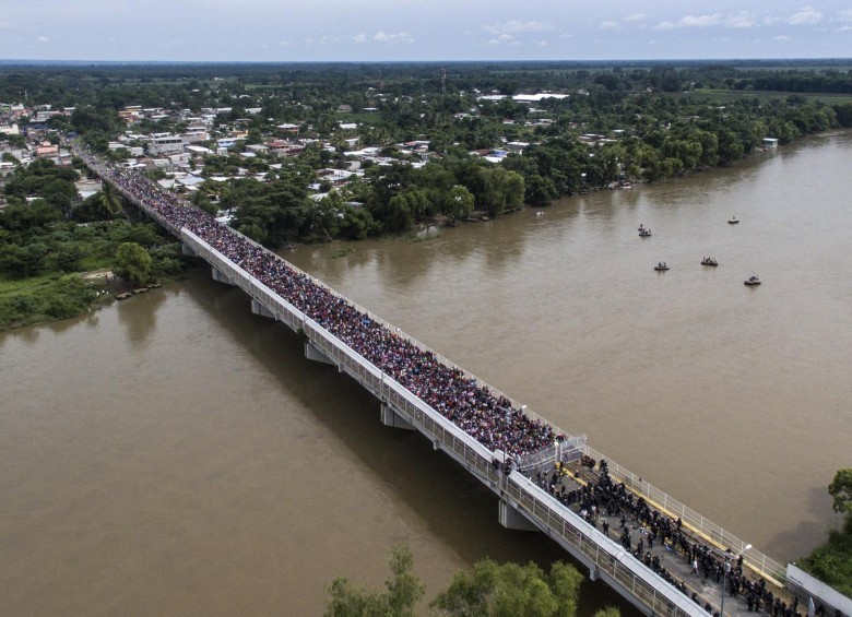 Miles de migrantes hondureños, que salieron en caravana de su país con destino a Estados Unidos, viven una tensa espera en el puente fronterizo entre México y Guatemala. FOTO AFP