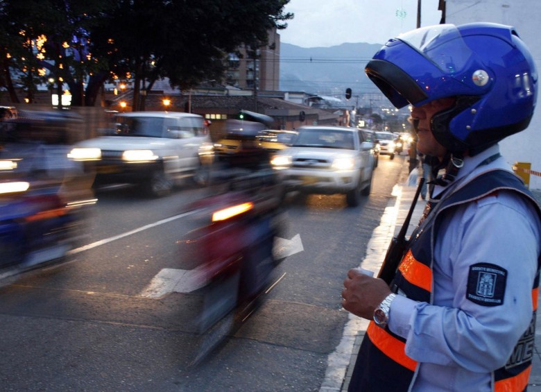 Ante cientos de infractores, los guardas de Tránsito salen a las calles cada día en Medellín para hacer su trabajo de control en la movilidad. FOTO manuel saldarriaga