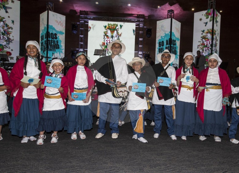 10 niños recibieron nuevos contratos para sus familias silleteras, para que continúe el legado. FOTO Jaime Pérez