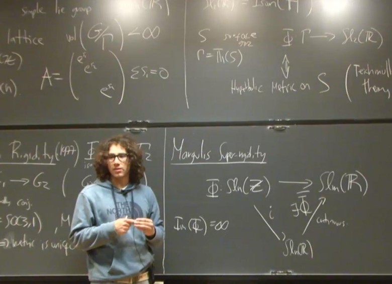 Sebastián Hurtado explica la conjetura de Zimmer en una clase en la Universidad de Chicago. FOTO Pantallazo de YouTube