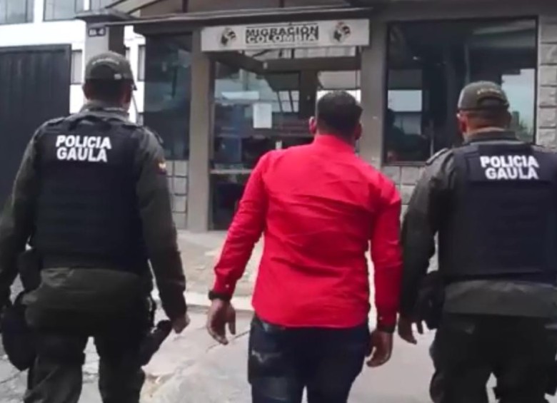 Ciudadano de República Dominicana en poder de las autoridades luego de fingir su secuestro en Medellín. FOTO CAPTURA DEL VIDEO POLICÍA