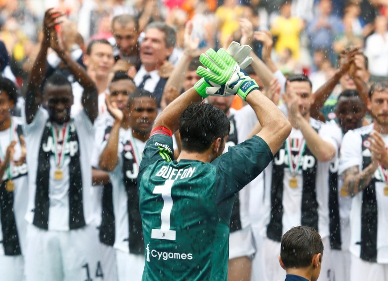 El arquero fue aplaudido por sus compañeros y los hinchas que llenaron el estadio de Turín.FOTO REUTERS