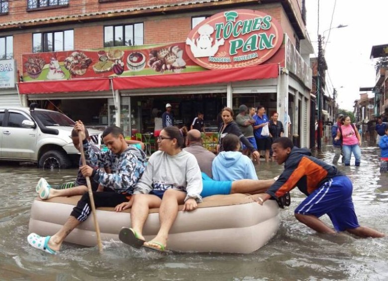 De esta forma los caleños encontraron la forma de movilizarse en medio de las calles inundadas. FOTO: COLPRENSA / EL PAÍS