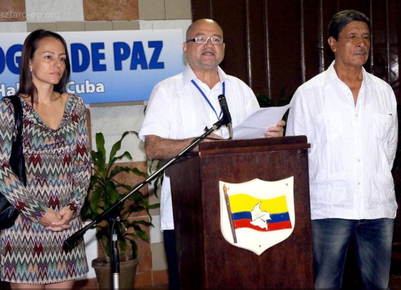 En el medio, alias ‘Carlos Antonio Lozada’, negociador de las Farc. FOTO Colprensa
