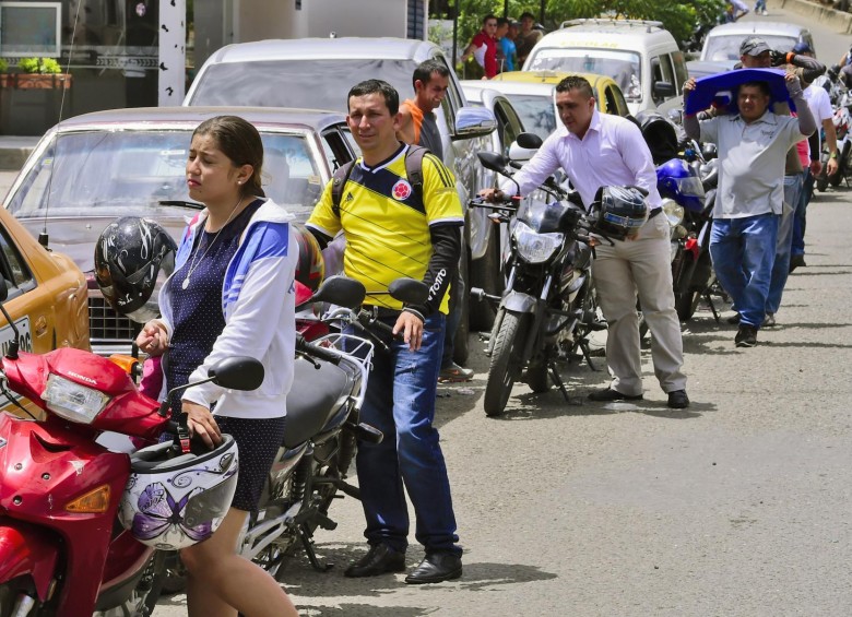 Los cucuteños han reportado que para tanquear sus vehículos tardan un promedio de cuatro horas ante las colas que se presentan en las estaciones de servicio de Cúcuta. FOTO AFP