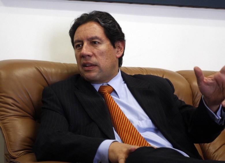 El magistrado Mauricio González se presentó ante el presidente de la Comisión de Acusaciones de la Cámara de Representantes, Julián Bedoya. FOTO COLPRENSA