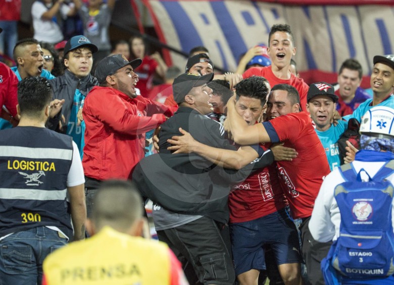 Hinchas del Medellín saltaron a la pista atlética del Atanasio para celebrar la segunda anotación de Germán Cano ante Junior. FOTO EDWIN BUSTAMANTE