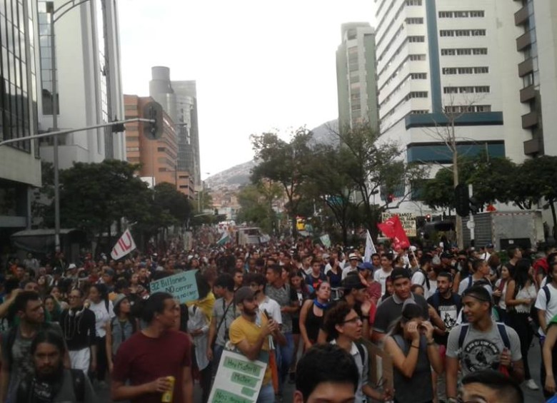 Trabajadores, estudiantes y docentes marcharon en Medellín 