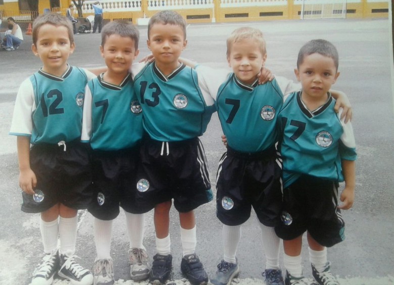 Con tan solo 5 años, y vistiendo la número 7, Juan Pablo dio sus primeros pasos en el fútbol paisa.
