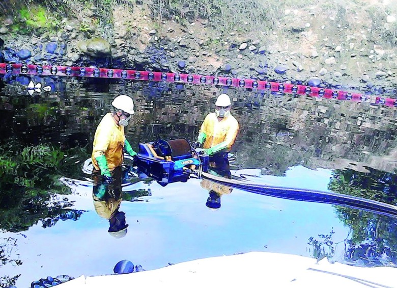 410 barriles de petróleo crudo fueron vertidos al río Mira luego de un atentado de las Farc. Foto Colprensa