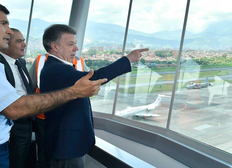 El 14 de abril de 2016, el presidente Santos y el vicepresidente Vargas Lleras inauguraron la torre de control del Olaya Herrera, sin embargo, dicha torre hoy no funciona. FOTO presidencia