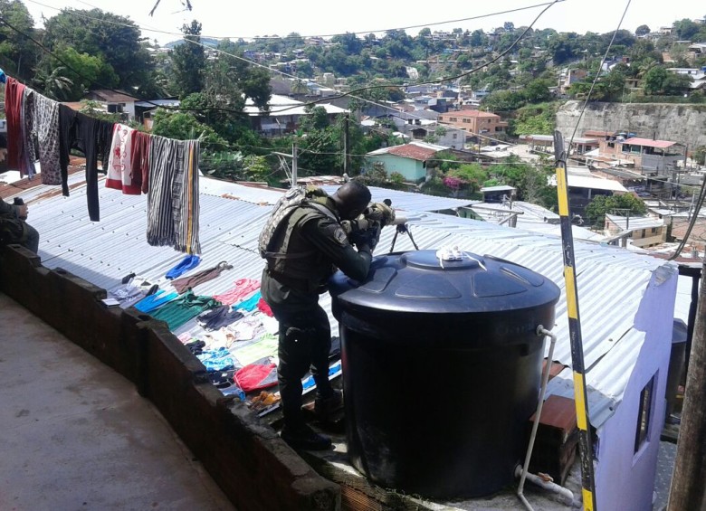 Comunidad y líderes de la Mesa Minera denuncian presencia de la fuerza pública en viviendas y colegios, en medio del conflicto con manifestantes. Autoridades niegan abusos y dicen que esta imagen no corresponde a hechos recientes. FOTO Cortesía