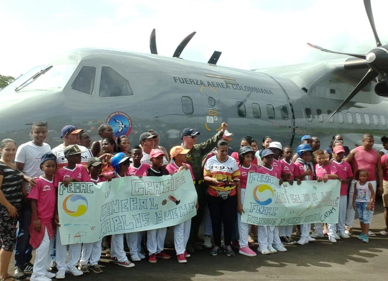 Con dos carteles de agradecimiento a la Fuerza Aérea los niños de Acandí recibieron a los pilotos que los trasladaron hasta Medellín para el Festival de Festivales. FOTO cortesía-fundación fedac