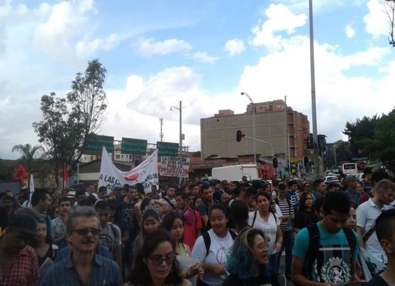 Trabajadores, estudiantes y docentes marcharon en Medellín 