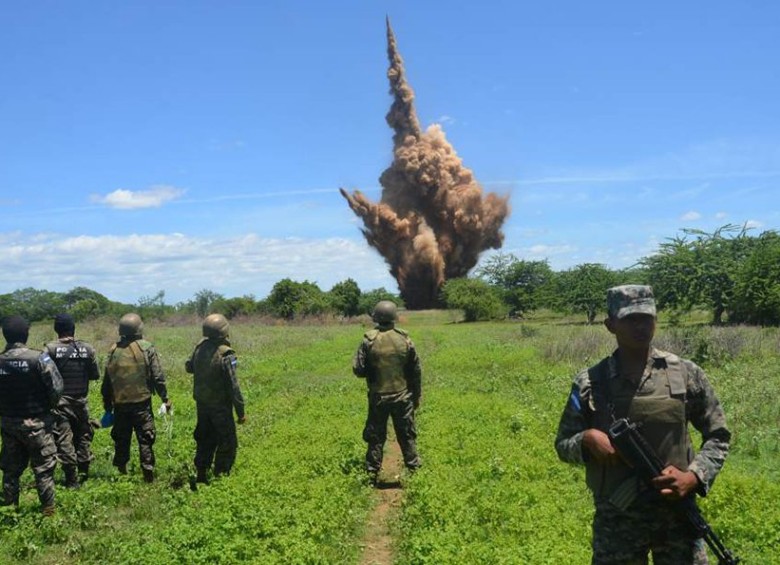 Soldados hondureños dinamitan las pistas para que los narcos no puedan usarlas. FOTO TWITTER CANAL FUERZAS ARMADAS DE HONDURAS