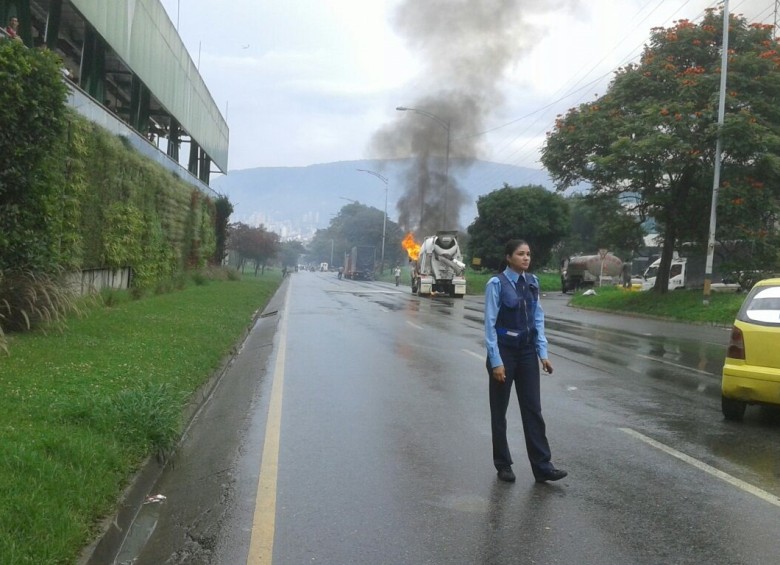 Camión mezclador de cemento se incendia en la avenida regional