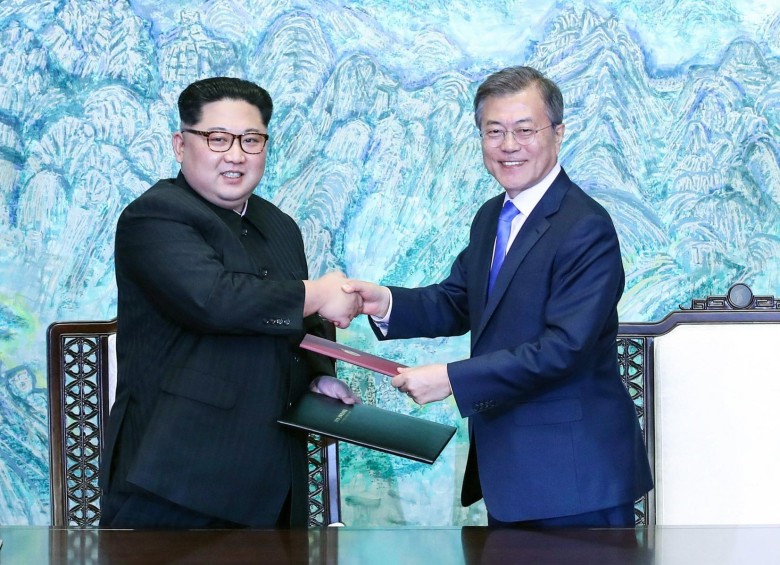 El líder norcoreano, Kim Jong Un, y el presidente surcoreano, Moon Jae-in, lograron un acuerdo de desnuclearización de la península coreana. FOTO: EFE