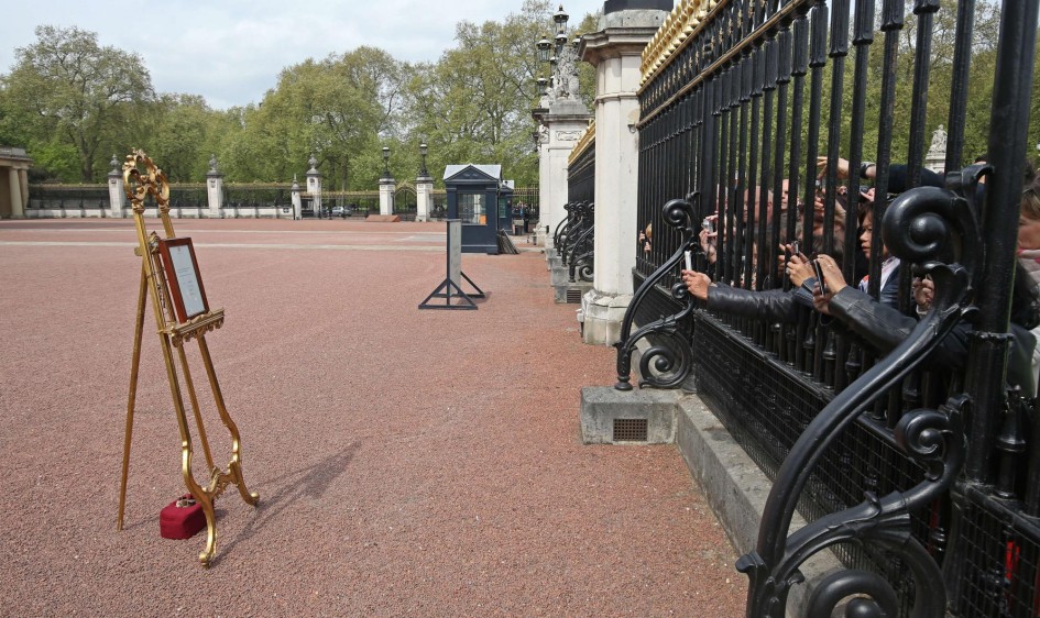 El nacimiento de la princesa de Cambridge se celebró este lunes de manera oficial con salvas de cañón en Hyde Park y la Torre de Londres. FOTO AFP