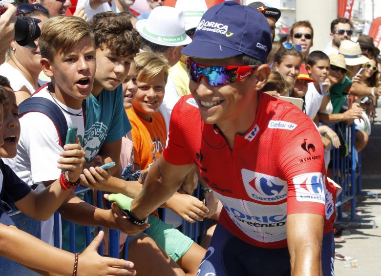 El colombiano Esteban Chaves entregó ayer la camisa roja que mantuvo por tres días en la Vuelta a España y que le mereció el reconocimiento de los aficionados al ciclismo en el país ibérico. FOTO AFP 