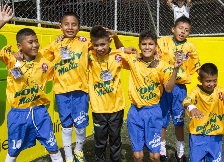 Los seis chicos brasileños que intervienen, como únicos extranjeros, en el torneo de fútbol del Festival de festivales. Ayer jugaron contra Nacional y perdieron 5-0. FOTOs Edwin Bustamante y cortesía