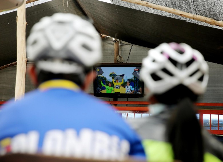 En cada esquina los aficionados frenaron en su trajín diario para observar el final del Tour. Foto EFE